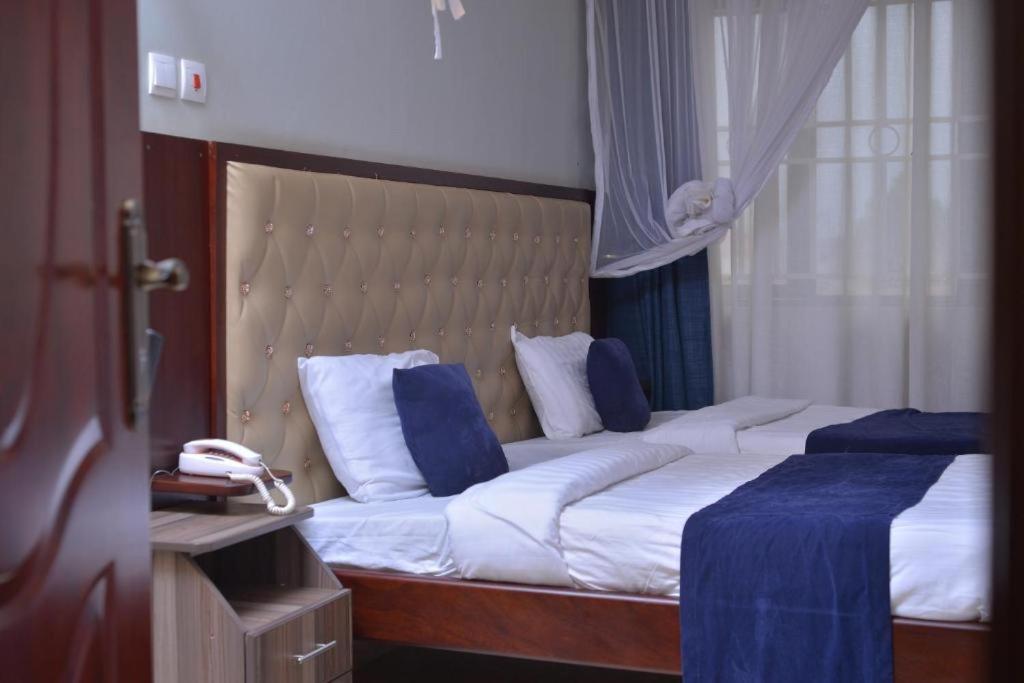 Keba Xpress Hotel - Ентеббе Екстер'єр фото