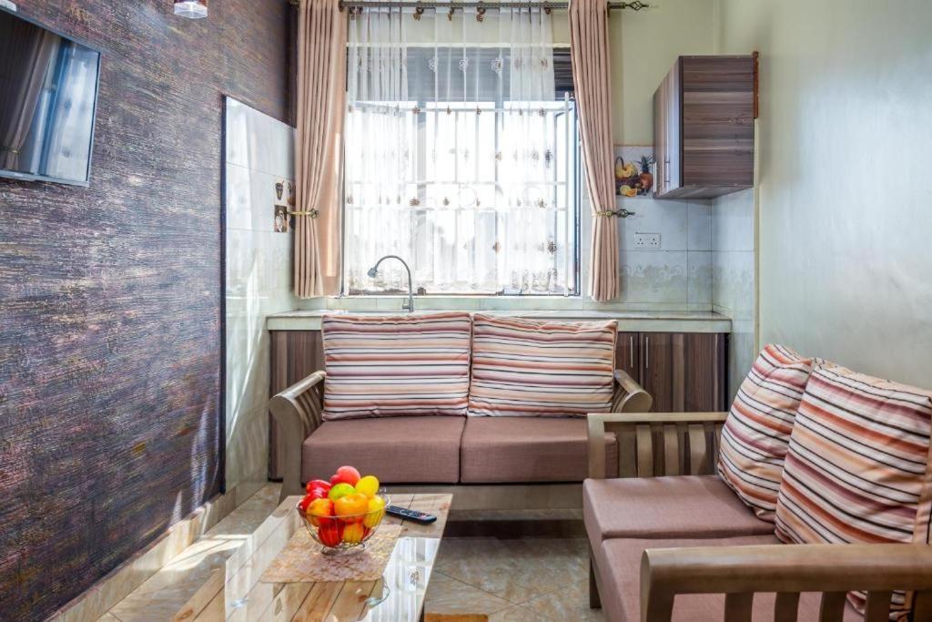Keba Xpress Hotel - Ентеббе Екстер'єр фото